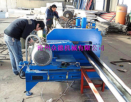 飛鋸沖孔C型鋼設(shè)備