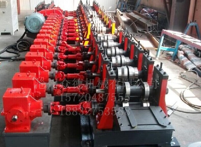 全自動(dòng)太陽能光伏支架壓型機(jī)