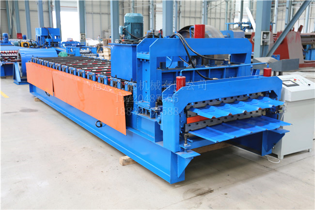 <b>840-900雙層仿古琉璃瓦壓型設備</b>